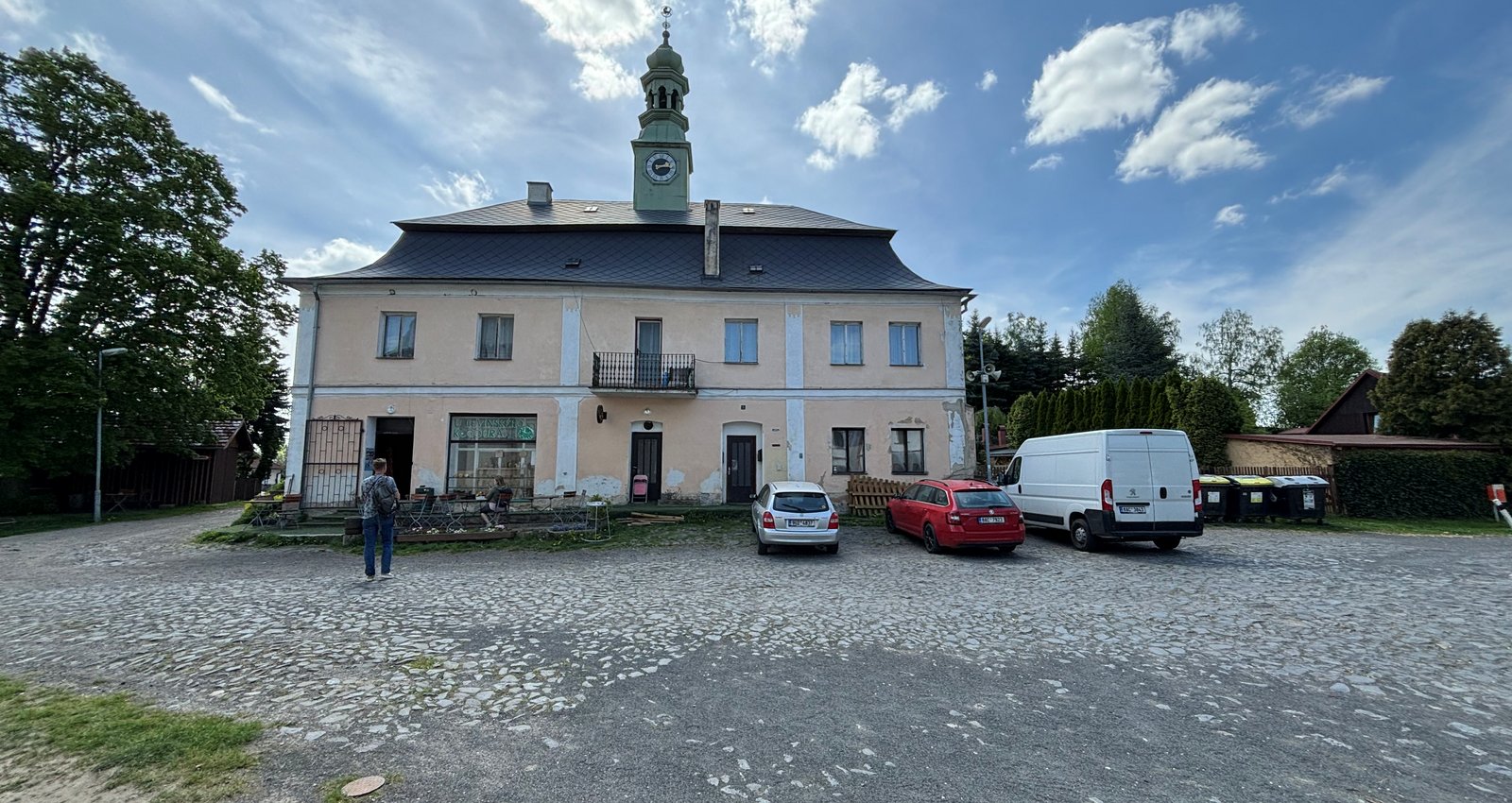 Je zde k dispozici obchod s potravinami a několik restaurací