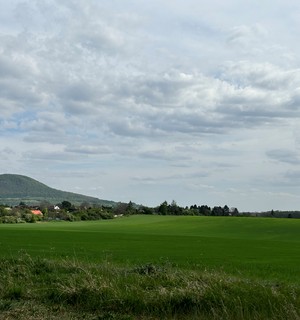 Cestou na Levín budete míjet horu Říp