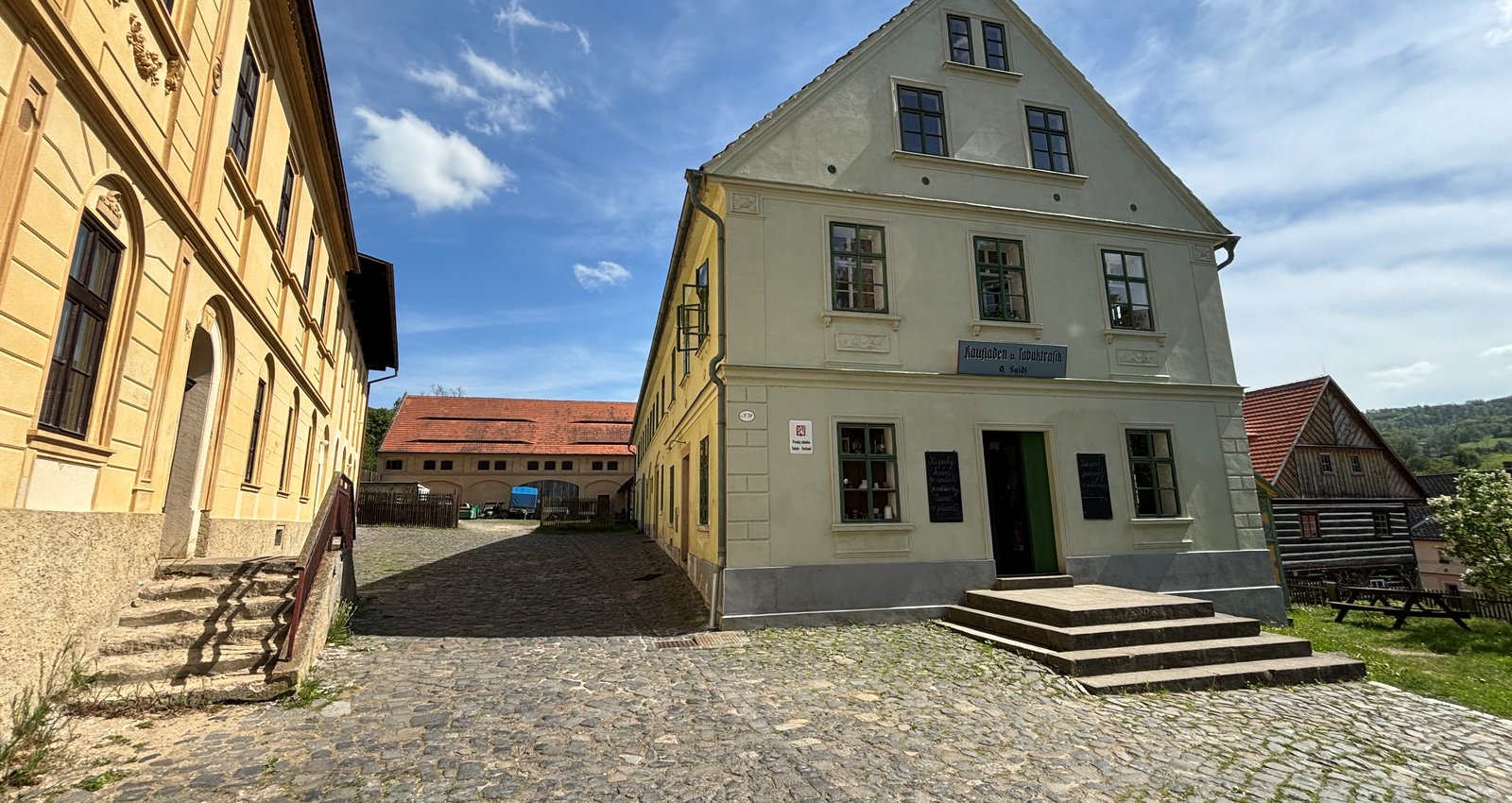 Jedinečné muzeum přibližuje bydlení, kulturu a sepětí původních obyvatel s krajinou v bývalých Sudetech i jejich poválečnou proměnu.