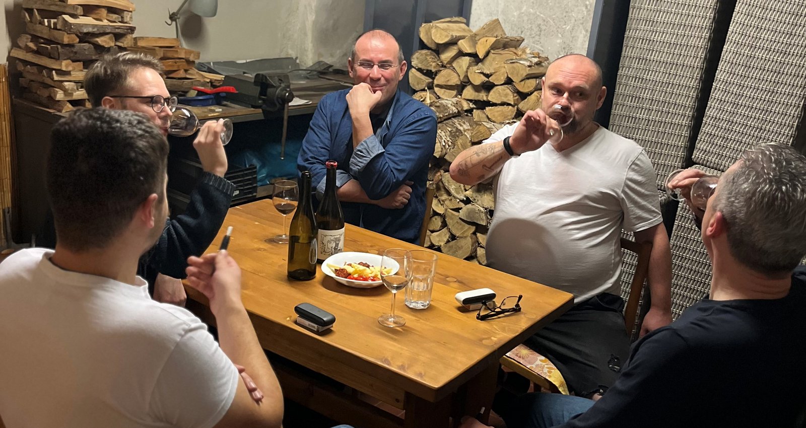 V suterénu je zázemí objektu s posezením a vstupem do zastřešené pergoly s plynovým i klasickým grilem a houpací lavicí.