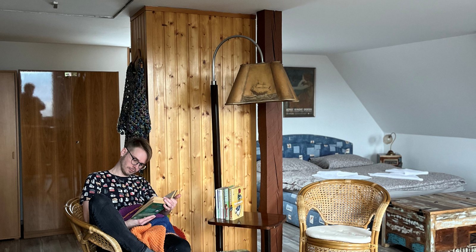 V podkroví je situována prostorná ložnice s dvoulůžkem a dvěma samostatnými lůžky, šatní skříní a klimatizací.
